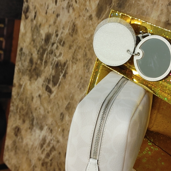 NWT Authentic Coach leather limited edition cosmetic case & mirrored keychain - Picture 3 of 5